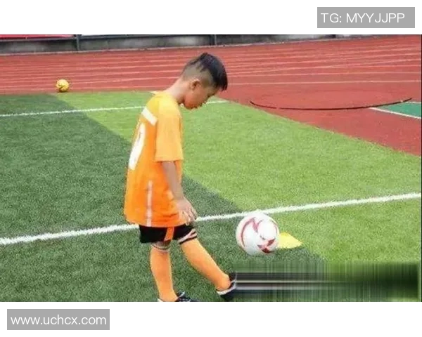 足球明星女儿展现天赋踢球视频引发热议球迷热爱未来之星